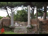 07828 ostia - regio iv - insula i - campo della magna mater - schola degli hastiferi (iv,i,5) - gesehen von westen.jpg